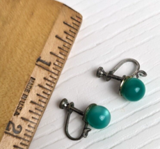 Vintage green Glass Silver Tone Screw Back Button Earrings - £11.62 GBP