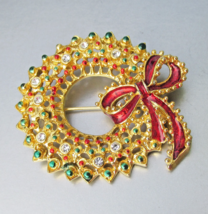 Vintage Christmas WREATH Rhinestone &amp; Enamel Gold Tone Brooch Pin - $14.84