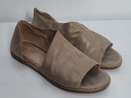 Eileen Fisher Women Sandals Size 8 Flat Gold Metallic Cut Out Leather Shoes - £27.90 GBP