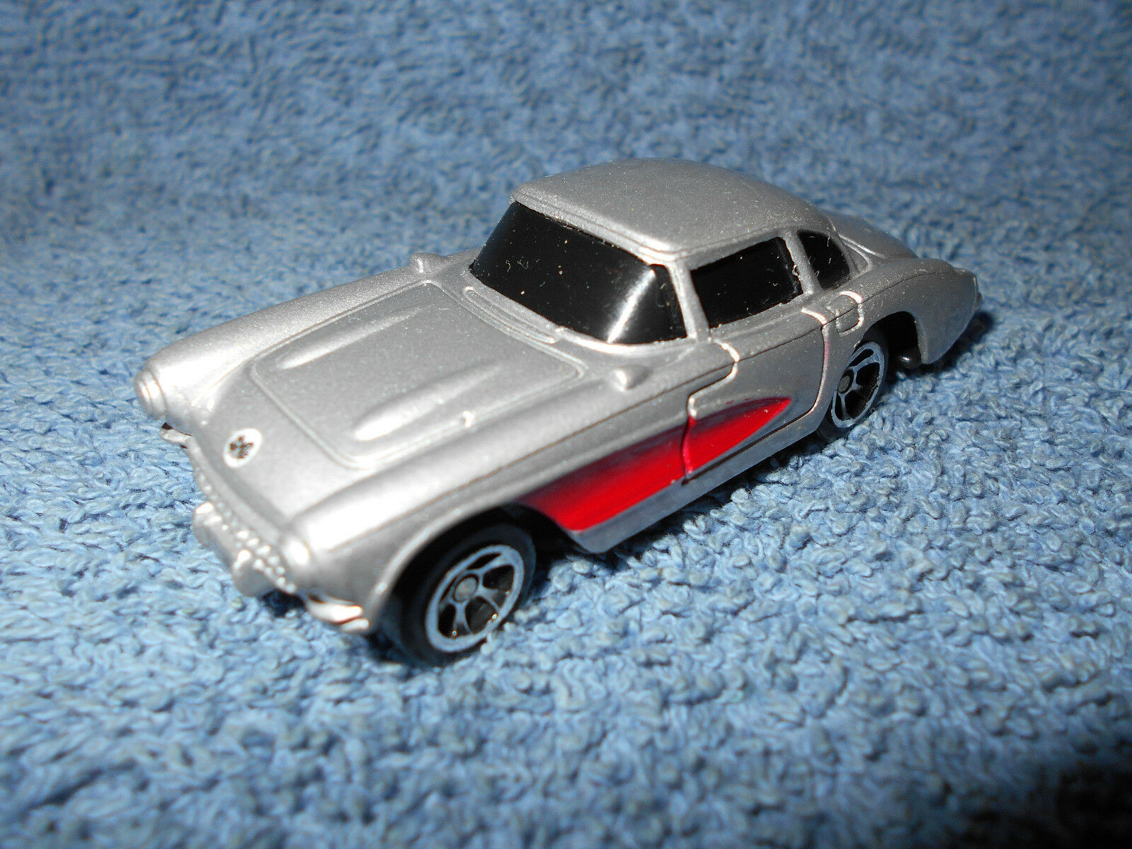 Primary image for MAISTO '57 1957 CHEVY CHEVROLET CORVETTE SILVER & RED