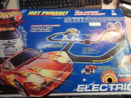 HOT WHEELS Slot Car Racing Police Pursuit Slot Car Racing Set - £201.51 GBP