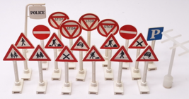 Lego Vintage Large Lot City Street Signs - $537.57 MXN