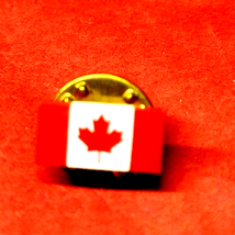 Vintage Canada flag pinback - $226.15 MXN