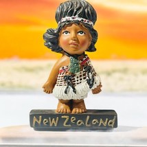 Vtg Cute New Zealand Māori Girl Ceramic Souvenir Fridge Magnet - €12,89 EUR