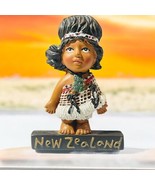 Vtg Cute New Zealand Māori Girl Ceramic Souvenir Fridge Magnet - €12,89 EUR