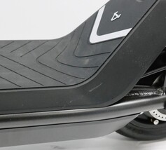 NIU KQi 300P Foldable Electric Kick Scooter w/ 30 mi Max Range and 20 mph Max image 3