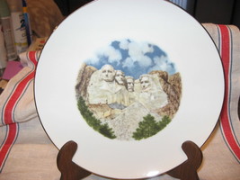 Mt. Rushmore Collectible Souvenir Plate - Gold trim-No Mark  - $223.91 MXN