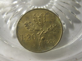  (FC-1251) 1957 Italy: 20 Lire { Serifed 7 variant } - $6.75