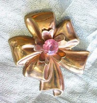 Elegant Pink Rhinestone Gold-tone Bow Brooch 1940s vintage 2 1/2&quot; - £11.42 GBP