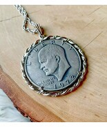 1972 United States One Dollar Silver Tone Coin Pendant Necklace Chain Ei... - $466.30 MXN