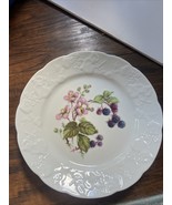 DANSK Ivy Blackberries Accent Salad Dessert Porcelain Plate Embossed trim. - $272.68 MXN