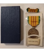 VIETNAM SERVICE MEDAL FULL SIZE &amp; RIBBON BAR IN LORDSHIP, INC  BOX DATED... - $13.44 CAD