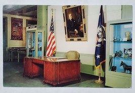 Postcard Franklin D. Roosevelts Desk In Exhibit Room U.S. Flags Presidential Sea - $6.71