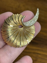 Vintage BSK Signed Large Textured Gold Tone Clear Rhinestones 3D Flower ... - €13,02 EUR