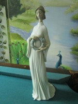 LLADRO UNITY #6377 WOMAN HOLDING WREATH GLOSS FINISH FIGURINE - NEW - $3,918.07 MXN