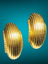 Vintage Monet Clip On Earrings Gold Tone Grooved Ribbed Modernist Chunky 25 Gram - £35.38 GBP