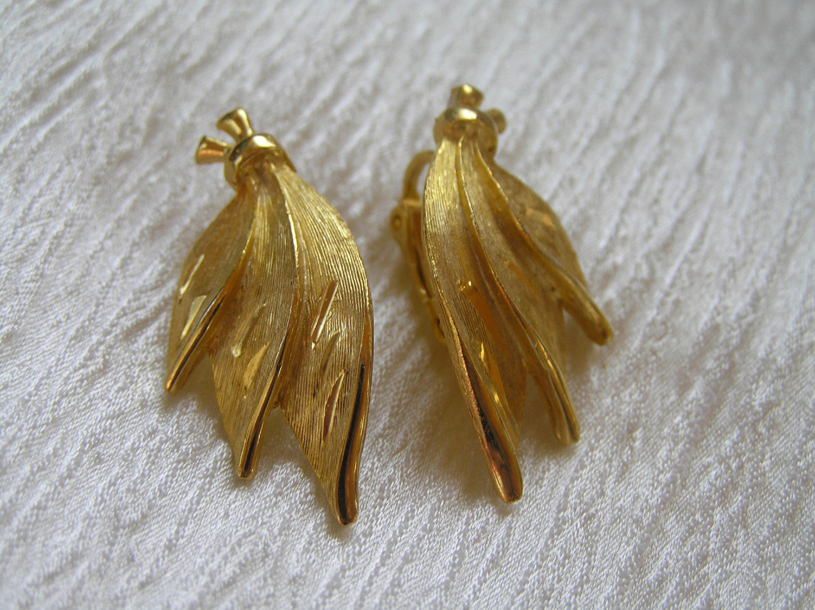 Primary image for Vintage Etched 3 Leaf Leaves Goldtone Clip Earrings – 1.25 x 5/8th’s inches –