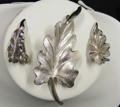 Vintage Monet Silvertone Textured Leaf Pin Brooch &amp; Clip Earring Set - $556.53 MXN