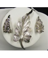 Vintage Monet Silvertone Textured Leaf Pin Brooch &amp; Clip Earring Set - $556.53 MXN