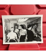 Group Of Women And A Man In Kitchen 4 1/2 x 3 1/4 Photograph Pre Owned V... - €7,86 EUR