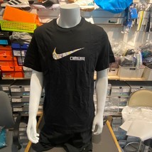 Nike Sportswear Korea Swoosh Tee Men&#39;s T-Shirt Black [US:L/XL] NWT DH7634-010 - £36.04 GBP