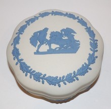 Vintage Wedgwood England Jasperware Blue On White Round Scalloped 5&quot; Trinket Box - £40.72 GBP
