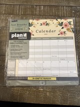 Just Breathe Lily &amp; Val 2022 Official Family Planning Calendar - $556.47 MXN