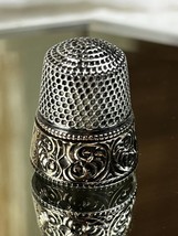 Stern Bros Gold Band on Sterling Silver Thimble 1913-33 SZ 7 Ornate Scroll Inlay - £36.00 GBP