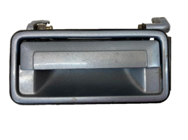 91-96 CHEVY CAPRICE FRONT LEFT DOOR HANDLE P/N 1662661 w/RETAINER OLDS C... - $6.74