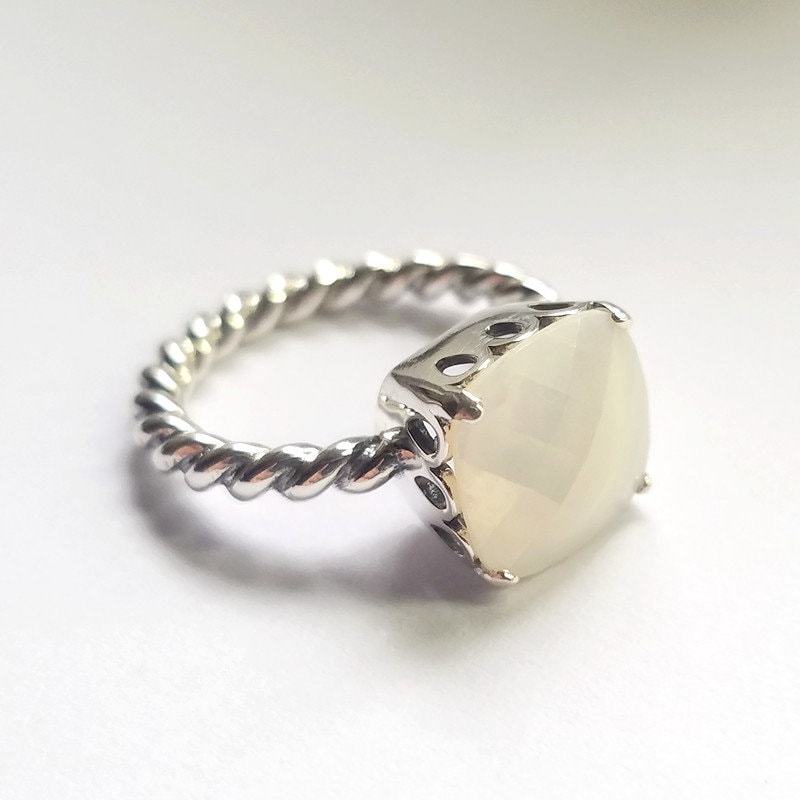 100% 925 Sterling Silver Elegant Sincerity Twist Ring With Mother of Pearl Ring