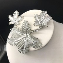 Sarah Coventry Silvery Maple Leaf Brooch and Clip On Earrings, Silver Textured - £25.11 GBP