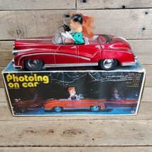 VTG BATTERY OPER RED TIN LITHO TOY CAR &quot;PHOTOING ON CAR&quot; ME630 W/ ORIG B... - £43.58 GBP