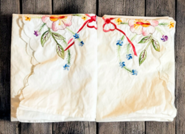 Set of 2 Vtg Embroidered Floral Linen Pillowcase Covers Dainty Scalloped Edge image 6
