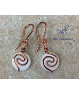 Handmade mother of pearl earrings: copper wire wrapped spiral design - €17,11 EUR