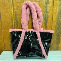 SKINNYDIP LONDON Alexa Black Patent Pink Borg Tote Bag - $475.91 MXN