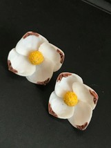 Vintage White Sea Shell w Yellow Center Dogwood Flower Screwback Earrings – one  - £8.87 GBP