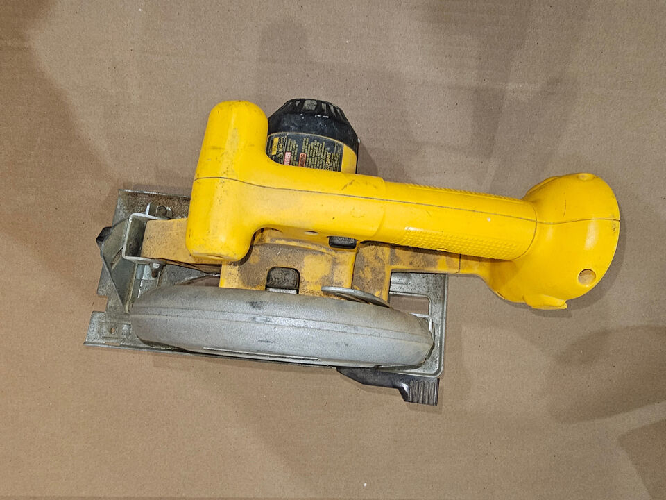 24BB80 DEWALT DW939 CIRCULAR SAW RUNS MAYBE A BIT NOISY AS IS NO RETURNS