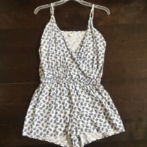 Old navy spaghetti adjustable strap romper shorts size small S paisley w... - $229.29 MXN