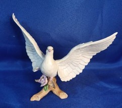 Beautiful 1985 Lefton &quot;White Dove&quot; Porcelain Figurine 5.5&quot; tall - £18.32 GBP