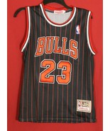 Chicago Bulls MICHAEL JORDAN #23 Mitchell Ness Pinstripe Men’s L Jersey - $1,933.63 MXN
