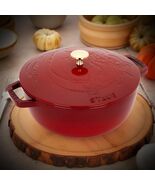 Staub 3.75-Qt Cast Iron Essential French Oven with Dragon Lid – Cherry Red - €262,63 EUR