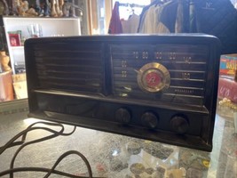 Vintage Arvin Bakelite Radio. Model 461T - $83.22