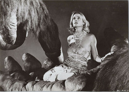 King Kong 1976 Jessica Lange sits in Kong&#39;s hand 8x10 photo - $16.73 CAD