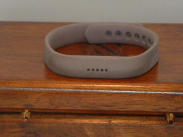 Pre-Owned Slim Grey Fitbit Smartband (For Parts) - £5.42 GBP