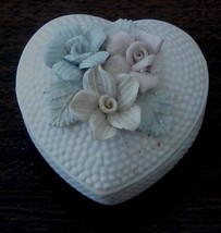 Nice Ceramic Heart Shaped Trinket Box, Pretty Floral Pattern, VG COND - £6.25 GBP