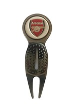 ARSENAL FC DIVOT TOOL AND MAGNETIC GOLF BALL MARKER. - $985.66 MXN