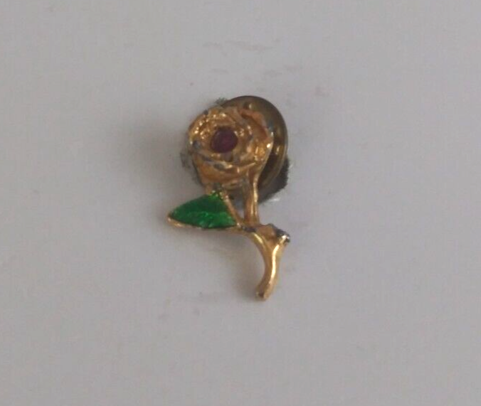 Vintage Rose With Red Center &amp; Green Leaf Gold Tone Lapel Hat Pin - $6.44