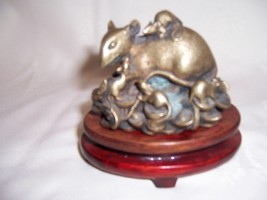 ANTIQUE CHINESE BRONZE RAT WITH COINS &amp; ON COINS GOOD FORTUNE FIGURINE - £115.90 GBP