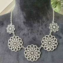 Women&#39;s Silver Tone with Flowers Design with Lobster Clasp Necklace - £17.58 GBP