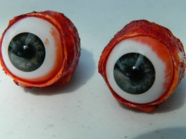 Dead Head Props Pair of Realistic Life Size Bloody Ripped Out Eyeballs Poppers f - £19.74 GBP